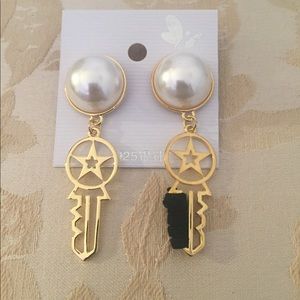 Unique earring with pearl and a hanging key